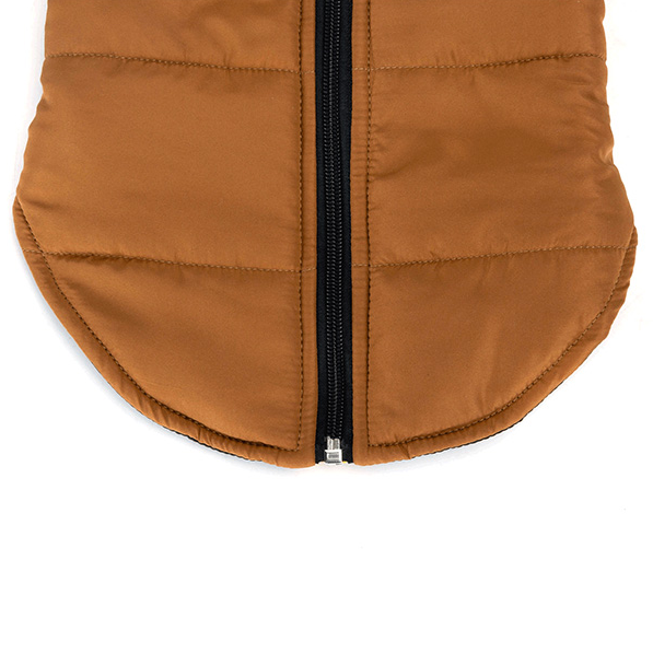 Braon zimski prsluk za pse, prikaz zadnjeg dela jakne sa zaobljenim rubom.