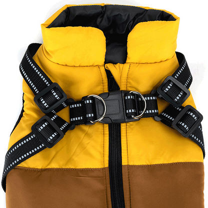 Detaljan prikaz žuto-braon jakne za pse sa integrisanom ormom i podesivim kaiševima.