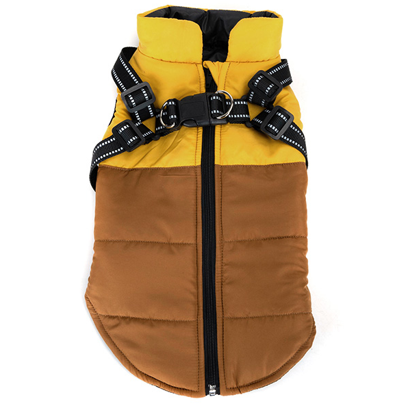 Zimska jakna za pse u žuto-braon kombinaciji sa integrisanom ormom i rajsferšlusom na leđima.