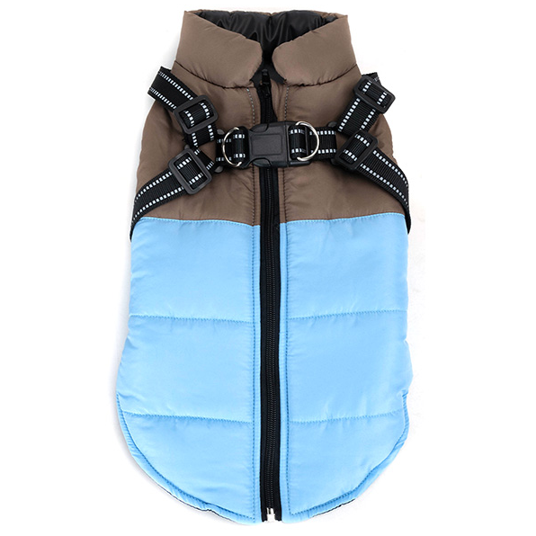 Svetloplava jakna za pse sa braon donjim delom, zimski prsluk sa rajsferšlusom.