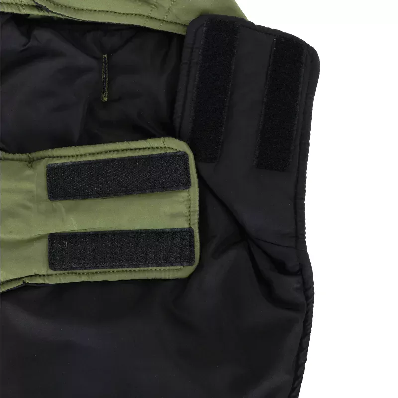 Zimski prsluk za psa, prikaz visokog okovratnika i čičak zatvaranja